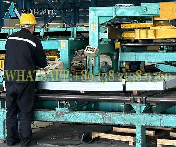 Proses pembuatan atap galvalum dimulai dari coil galvalum yang dipotong dan dibentuk melalui mesin roll forming.