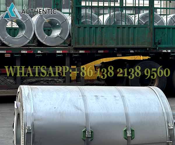 Proses pemuatan koil baja lapis aluminium seng (BJLAS) untuk ekspor. Pengalaman 20+ tahun dalam pengiriman logistik internasional yang aman.