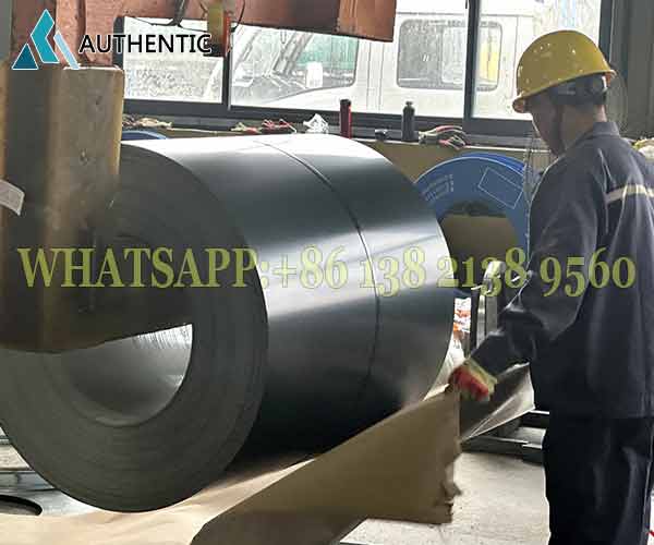 Pemuatan Coil Aluzinc ke dalam kontainer menggunakan alat berat profesional untuk menjamin efisiensi logistik internasional.