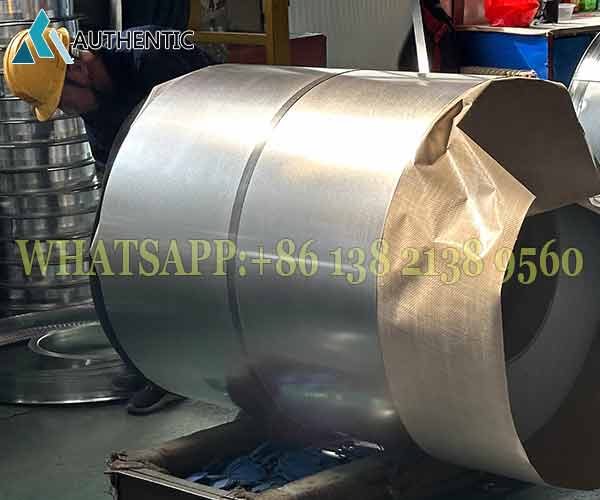 Proses pengemasan Coil Aluzinc dengan standar ekspor ketat di pabrik AUTHENTIC Steel untuk keamanan pengiriman ke Indonesia.