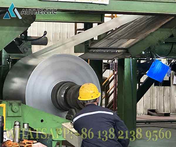 Operator pabrik sedang mengoperasikan mesin produksi berteknologi tinggi untuk menjamin harga galvalume coil tetap kompetitif.