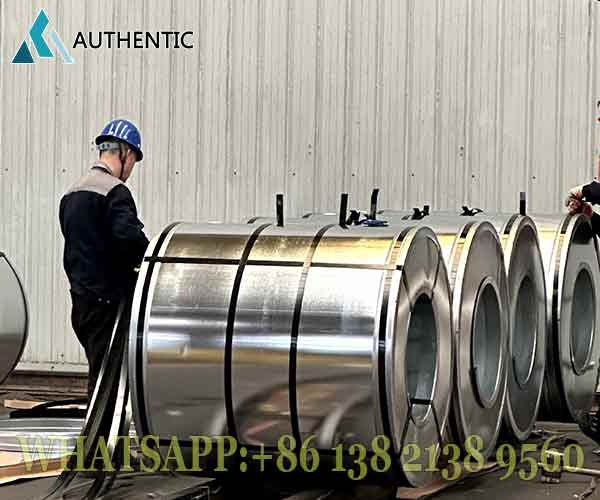 Proses pengemasan Coil Galvanis yang teliti oleh tenaga ahli untuk memastikan keamanan produk sampai ke tangan customer di Indonesia.