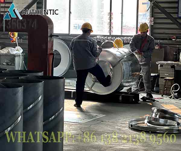 Proses pemuatan kargo ke truk untuk pengiriman cepat ke pelabuhan, menjamin Harga Coil Zinc Aluminum Magnesium tetap kompetitif dengan biaya logistik yang efisien.