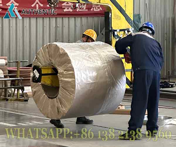 Proses quality control dan pengemasan di pabrik coil warna kami untuk menjamin lapisan cat tidak cacat saat sampai di tangan pelanggan.