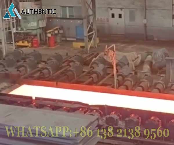 Proses penggilingan panas dalam memproduksi Bobina HRC yang sesuai dengan standar industri internasional dan ramah lingkungan.
