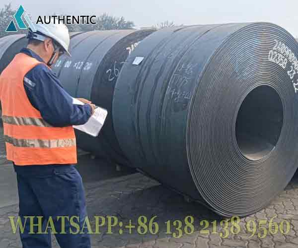 Proses inspeksi dan pencatatan manual Coil Baja Industri untuk menjamin akurasi spesifikasi dan kualitas sebelum pengiriman ke pelanggan.