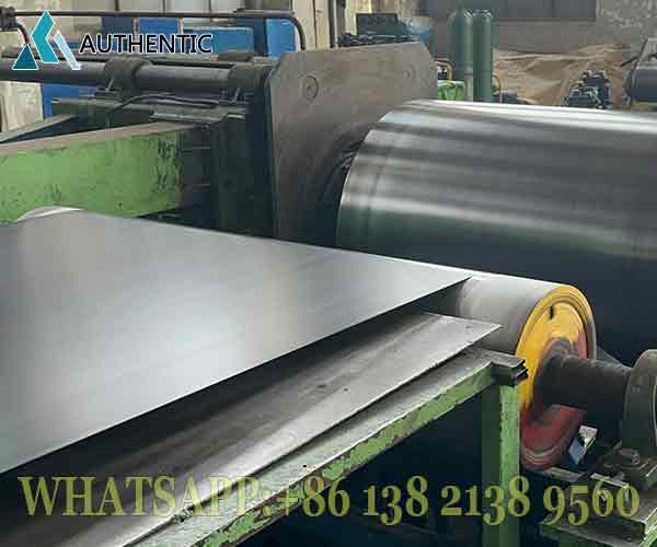 Detail permukaan halus dan bebas cacat dari Pabrik Cold Rolled Steel kami, ideal untuk aplikasi otomotif dan peralatan rumah tangga.