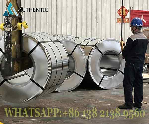 Layanan logistik profesional menggunakan alat berat untuk memuat Jual Cold Rolled Coil secara aman dan efisien di gudang Tianjin.