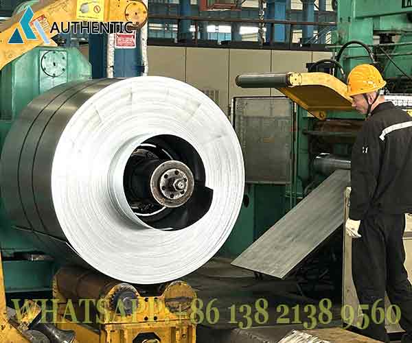 Proses slitting Strip Steel Gulungan menggunakan mesin modern untuk memastikan akurasi lebar sesuai dengan permintaan teknis pelanggan.