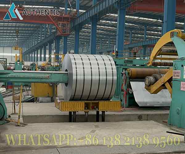 Proses kontrol kualitas Strip Steel Gulungan pada lini produksi untuk memastikan setiap rol memenuhi standar ketebalan presisi dan persyaratan ramah lingkungan.