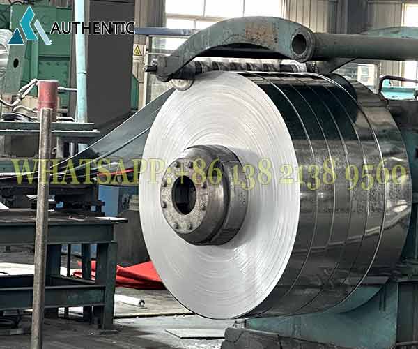 Mesin slitting otomatis kami sedang memproses Strip Galvanis Gulungan dengan toleransi ukuran yang sangat ketat untuk menjamin presisi produk.