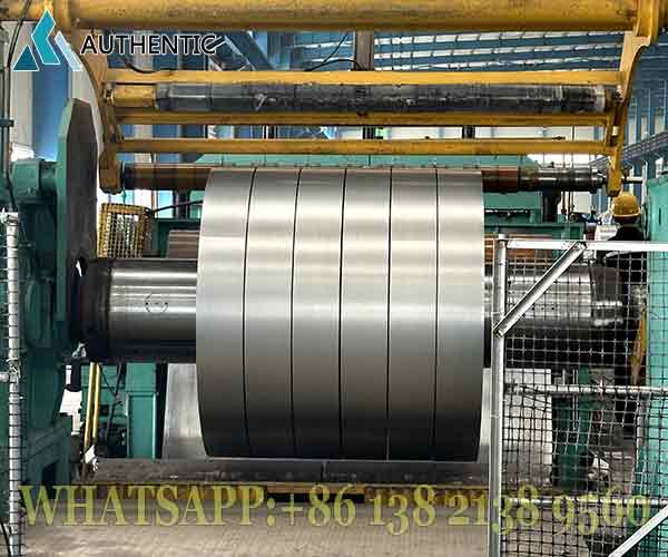 Proses produksi Coil Slitting Galvanis menggunakan mesin slitting presisi tinggi untuk memastikan toleransi lebar yang sangat ketat sesuai spesifikasi pelanggan.