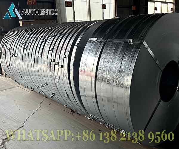 Proses slitting Strip Steel Hitam dari master coil berkualitas tinggi untuk menjamin akurasi lebar sesuai pesanan pelanggan di Indonesia.