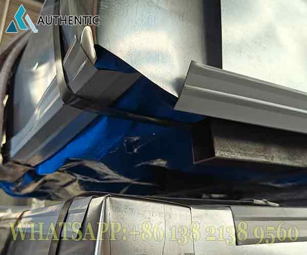 Detail packing ekspor perlindungan berlapis pada Galvanis Lembaran menggunakan kertas anti-air dan plat besi untuk mencegah korosi serta karat selama pengiriman laut ke Indonesia.